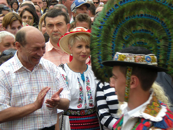 Presedintele Traian Basescu participa, duminica, 24 mai 2009, la sarbatoarea orasului Nasaud. Ajunsa la cea de a noua editie, sarbatoarea orasului Nasaud se desfasoara intre 24 si 28 mai, fiind organizata de Casa de Cultura "Liviu Rebreanu" Nasaud, Primaria si Consiliul Local Nasaud. MEDIAFAX FOTO